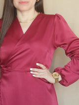 VESTIDO CORTO ENVOLVENTE CON VUELOS GUINDA ENTERO