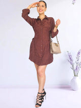 VESTIDO CORTO CAMISERO CON PLAQUETAS MARRÓN MOCA
