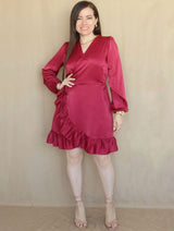 VESTIDO CORTO ENVOLVENTE CON VUELOS GUINDA ENTERO