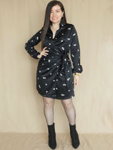 VESTIDO CORTO CRUZADO CON AMARRE ESTAMPADO NEGRO