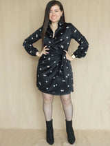 VESTIDO CORTO CRUZADO CON AMARRE ESTAMPADO NEGRO