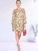 VESTIDO CORTO ENVOLVENTE CON VUELOS ESTAMPADO BEIGE