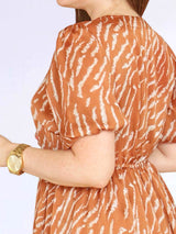 VESTIDO CORTO 2 CAPAS ESTAMPADO CAMELLO