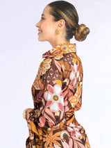 VESTIDO CORTO CRUZADO CON AMARRE ESTAMPADO MARRÓN
