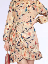 VESTIDO CORTO ENVOLVENTE CON VUELOS ESTAMPADO BEIGE