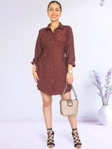VESTIDO CORTO CAMISERO CON PLAQUETAS MARRÓN MOCA