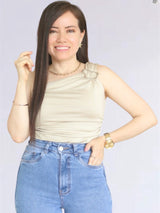 POLO SUPLEX DRAPEADO CON APLICATIVO